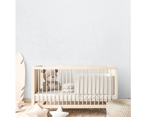 Kinderzimmer mit Gitterbett, Teddybär und Dekoration