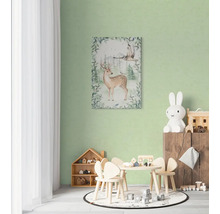 Helles Kinderzimmer mit einem Wandbild von Hirsch und Eule über einem Kindertisch
