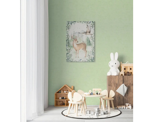 Helles Kinderzimmer mit einem Wandbild von Hirsch und Eule über einem Kindertisch