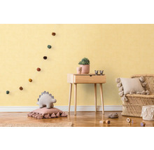 Kinderzimmer mit Holzbeistelltisch, Dekorationen und Rattansessel
