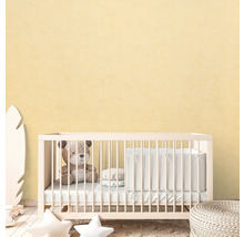 Kinderzimmer mit Gitterbett, Teddybär und Dekoration