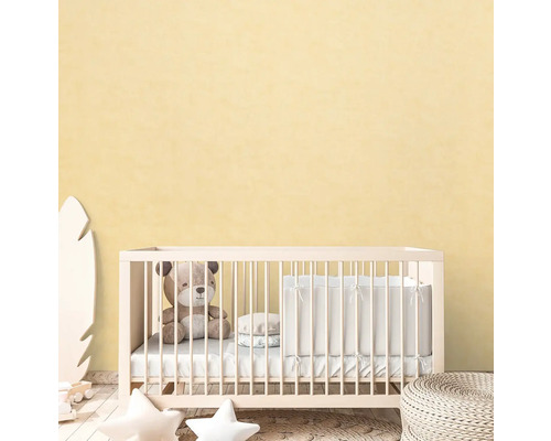 Kinderzimmer mit Gitterbett, Teddybär und Dekoration
