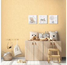 Kinderzimmer mit Holzschrank, Wandbildern, Kissen und Spielzeug für eine gemütliche Atmosphäre