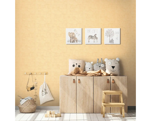 Kinderzimmer mit Holzschrank, Wandbildern, Kissen und Spielzeug für eine gemütliche Atmosphäre