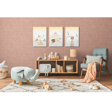 Kinderzimmer mit Wandbildern von Zirkustieren, Holzregal, Spielzeug und Teppich