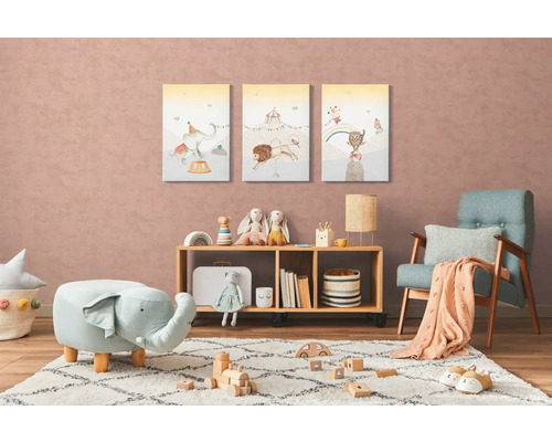 Kinderzimmer mit Wandbildern von Zirkustieren, Holzregal, Spielzeug und Teppich