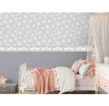 Kinderzimmer mit Bett, Nachttisch und Tapete mit Rosenmuster und Bordüre mit Pferdemotiv.