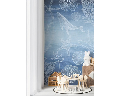 Kinderzimmer mit Wandbild, Kindertisch und Stühlen