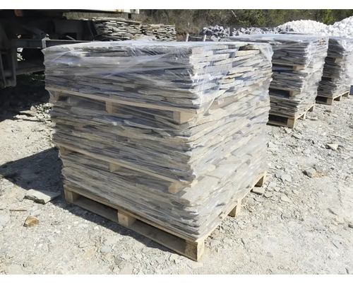 Verpackte Pflastersteine auf Palette für den Transport