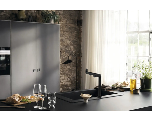 Moderne Küche mit dunkler Arbeitsplatte, Spüle, Armatur und Küchenutensilien