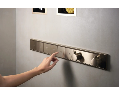 Badezimmer Szene mit Bedienfeld zur Steuerung der Dusche