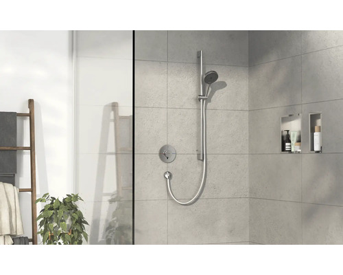 Badezimmer mit Duscharmatur, Handtuchleiter und eingebauten Regalen für Badezimmerutensilien