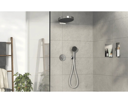 Modernes Badezimmer mit Regendusche, Handbrause und Ablagenischen