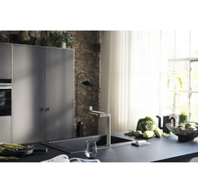Moderne Küche mit Spültisch, Armatur und frischem Gemüse