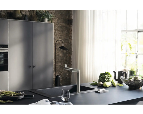 Moderne Küche mit Spültisch, Armatur und frischem Gemüse