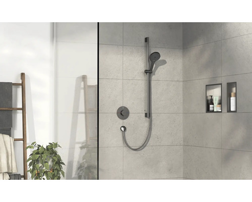 Begehbare Dusche mit Armatur, Brause und Ablagefächern