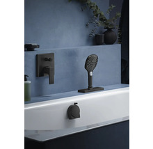 Modernes Badezimmer mit Badewanne, Armaturen und Handbrause in dunkler Ausführung.