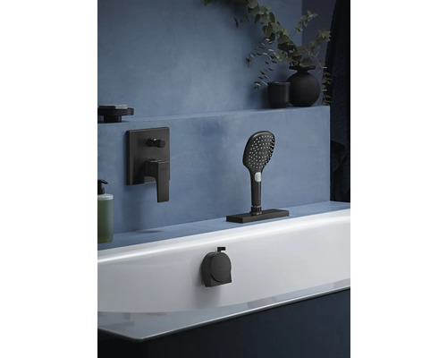Modernes Badezimmer mit Badewanne, Armaturen und Handbrause in dunkler Ausführung.