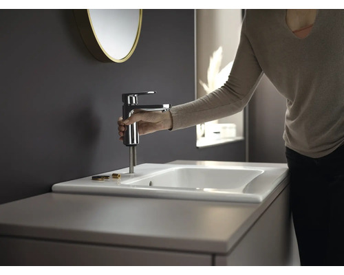 Installation eines Badezimmer Wasserhahns am Waschbecken