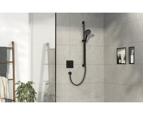 Badezimmer mit schwarzer Duschgarnitur, Duschregal und Handtuchleiter