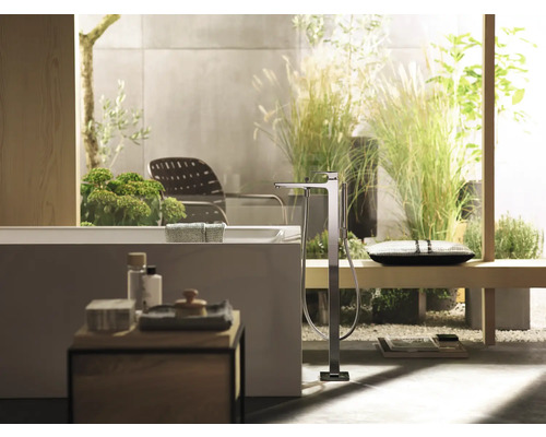 Badezimmer mit freistehender Badewanne, Armatur und Blick ins Grüne