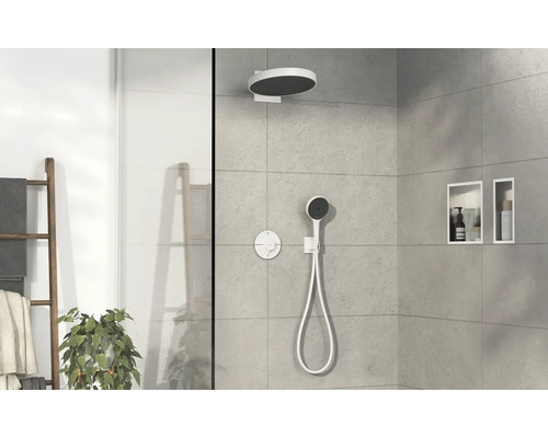 Badezimmer mit Duscharmatur, Handbrause und Ablagenischen