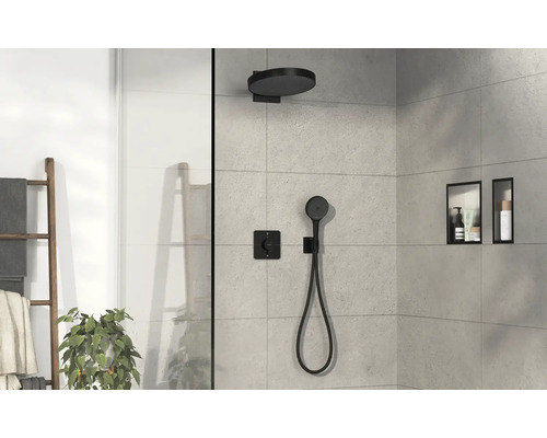 Duschbereich mit Kopfbrause, Handbrause und Ablagefächern