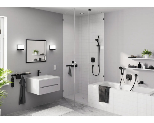 Helles Badezimmer mit Dusche, Badewanne, Waschbeckenunterschrank und Spiegelschrank