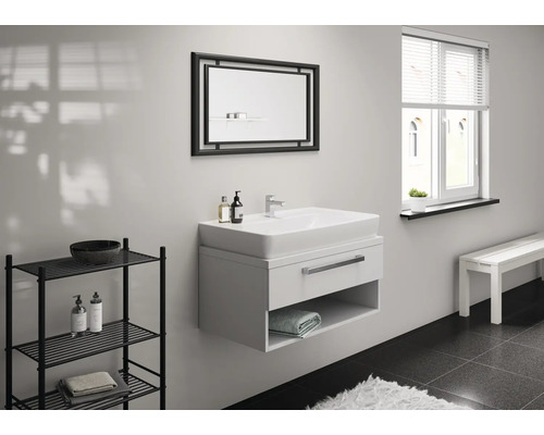 Badezimmer mit Waschbecken, Spiegelschrank, Regal und Bank
