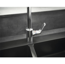 Küchenarmatur aus Metall mit Einhebelmischer und Wasserkennzeichnung