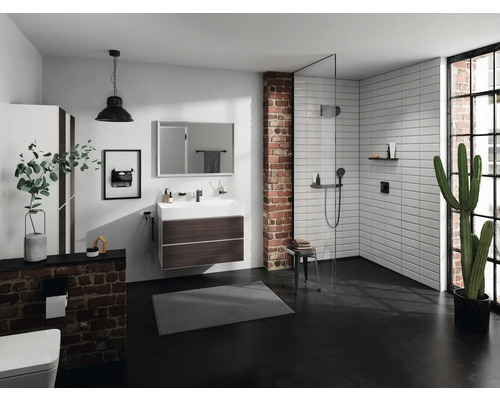 Badezimmer mit Waschtisch, Dusche, Toilette und Dekorationen in hellem Design