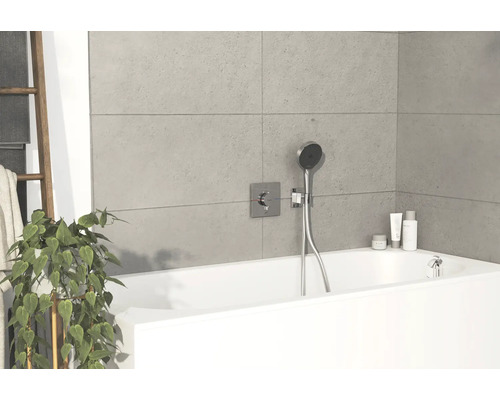 Badezimmer mit Badewanne, Handbrause, Armatur und grauen Wandfliesen