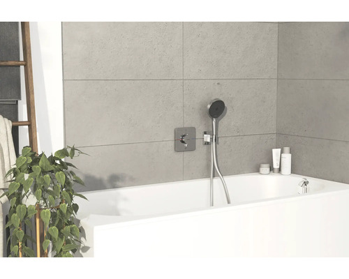 Badezimmer mit weißer Badewanne und Duscharmatur