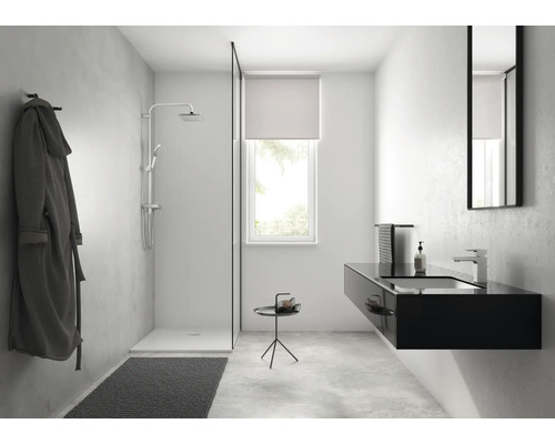 Modernes Badezimmer mit Dusche, Waschtisch und Spiegel