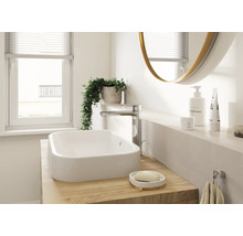 Modernes Badezimmer mit Aufsatzwaschbecken, Armatur, Spiegel und Fenster