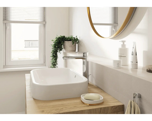 Modernes Badezimmer mit Aufsatzwaschbecken, Armatur, Spiegel und Fenster