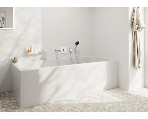 Weisse Badewanne mit Armatur und Handbrause in einem hellen Badezimmer.