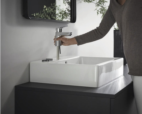 Modernes Badezimmer mit Waschbecken, Armatur und Waschtischunterschrank.