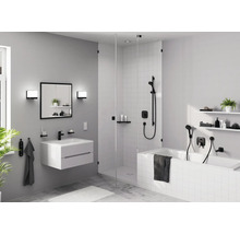 Modernes Badezimmer mit Waschtisch, Spiegelschrank, Dusche und Badewanne.
