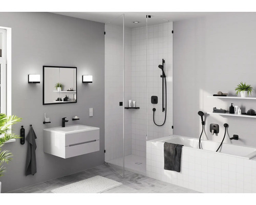 Modernes Badezimmer mit Waschtisch, Spiegelschrank, Dusche und Badewanne.