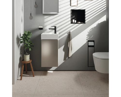 Modernes Badezimmer mit Waschtisch, Toilette und Accessoires