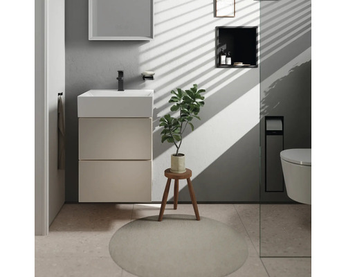 Modernes Badezimmer mit Waschtisch, Spiegel, Regal und Toilette für eine helle und organisierte Atmosphäre.