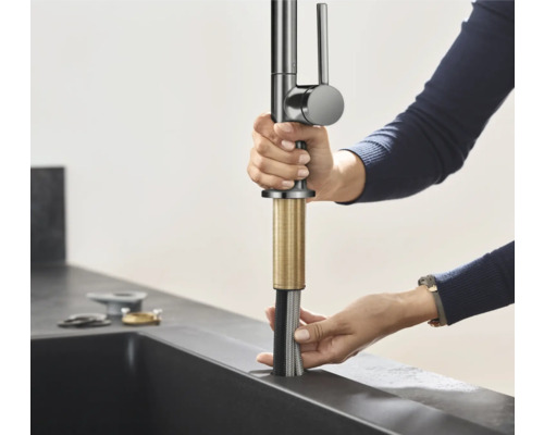 Installation einer Küchenarmatur mit flexiblen Anschlussschläuchen an einem Spülbecken