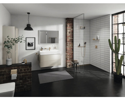 Modernes Badezimmer mit Waschtisch, Dusche, Ziegelwand und Dekoration