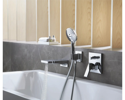Badezimmer mit Badewanne, Armatur, Handbrause und Ablage
