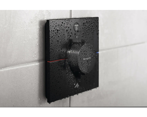 Duscharmatur mit Temperaturregler und Wasserstrahlregler an gefliester Wand