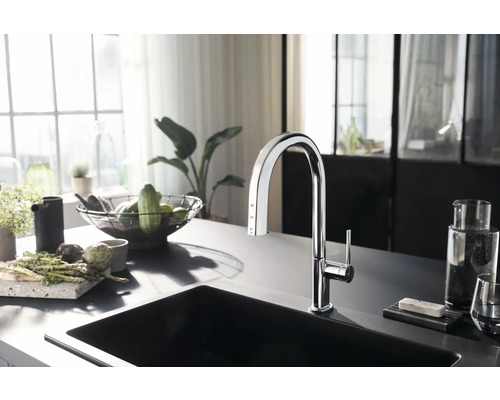 Küchenszene mit Spüle, Armatur und verschiedenen Lebensmitteln