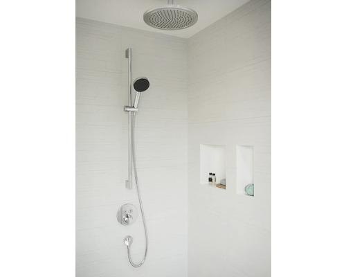 Duscharmatur mit Kopfbrause und Handbrause in einem hellen Badezimmer.