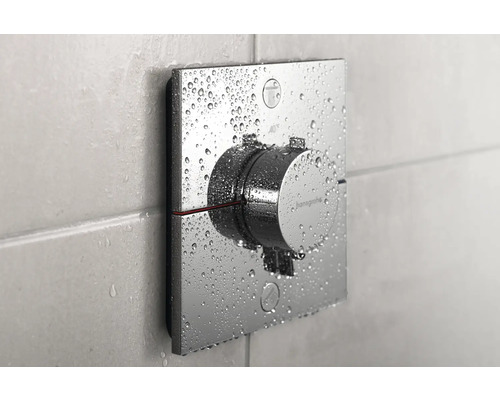 Hansgrohe Duscharmatur aus Metall mit Wasser bedeckt