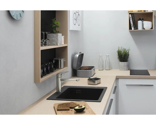 Helle Küche mit Spüle, Armatur und Holzregal